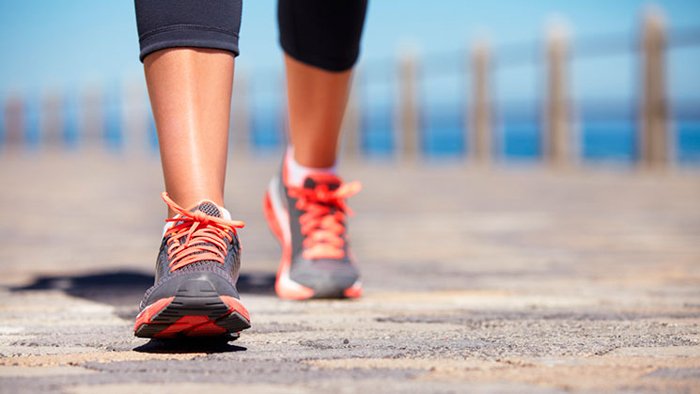 đi bộ ngoài trời là một cách dễ dàng để rèn luyện cơ bắp chân của bạn.