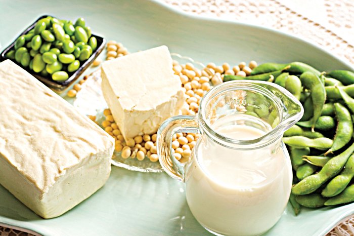 Sữa đậu nành và ngũ cốc ăn sáng rất giàu protein.