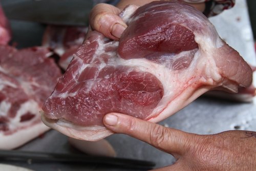 Hãy lựa chọn cẩn thẩn để không mua phải miếng thịt chứa nhiều hóa chất độc hại nhé