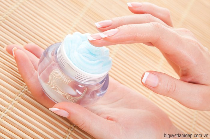 Dưỡng ẩm là nguyên tắc cơ bản đầu tiên để có thể chăm sóc da khô hiệu quả.