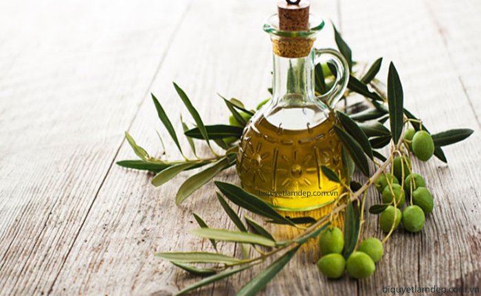 Bí quyết chữa môi khô nẻ bằng dầu olive