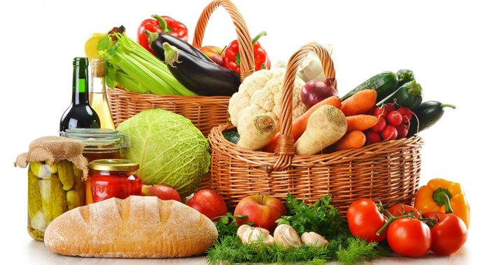 Khẩu phần ăn uống khỏe mạnh chứa nhiều rau xanh và trái cây sẽ giúp hạn chế nguy cơ mắc bệnh