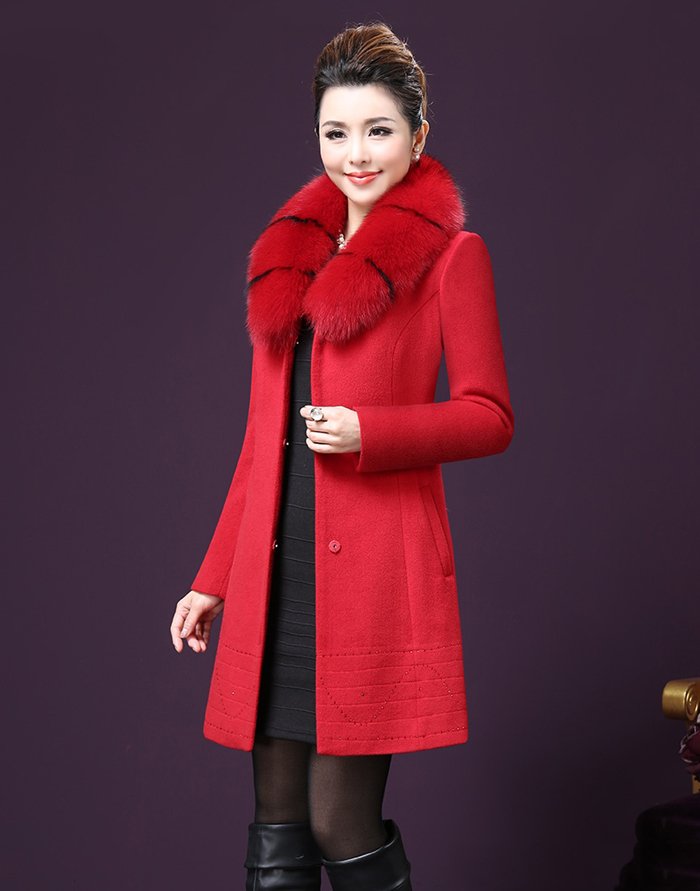 Áo khoác dạ dáng dài màu đỏ nổi bật, ấn tượng hơn với cổ lông phối màu đẹp mắt